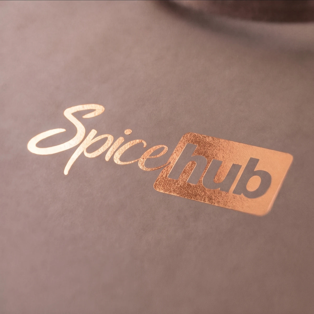 Logo Spicehub în folio metalic pe punga cadou